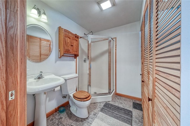 full bathroom featuring tile patterned floors, a stall shower, toilet, and baseboards