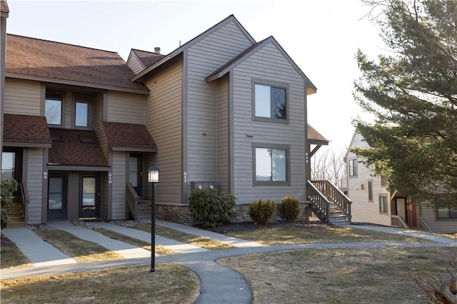 townhome / multi-family property featuring a shingled roof