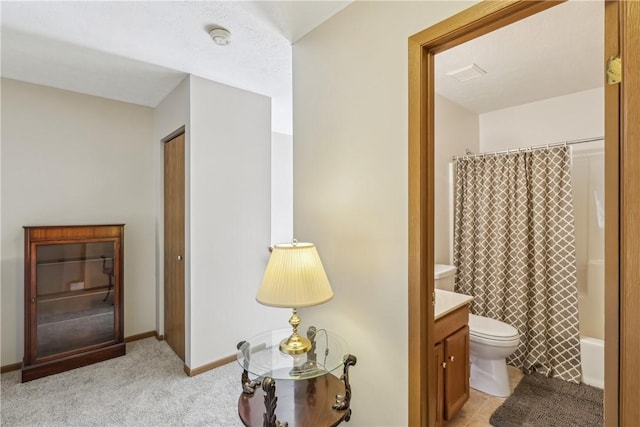 full bathroom with visible vents, baseboards, toilet, shower / bath combo, and vanity