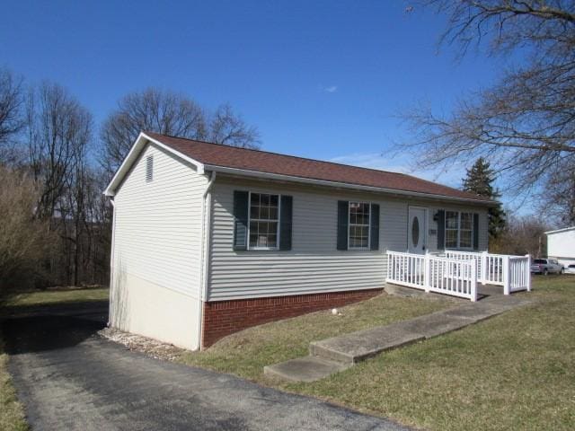 view of front of property featuring a front yard