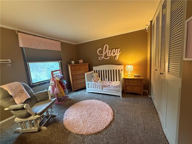 bedroom with crown molding, carpet, baseboards, and a closet