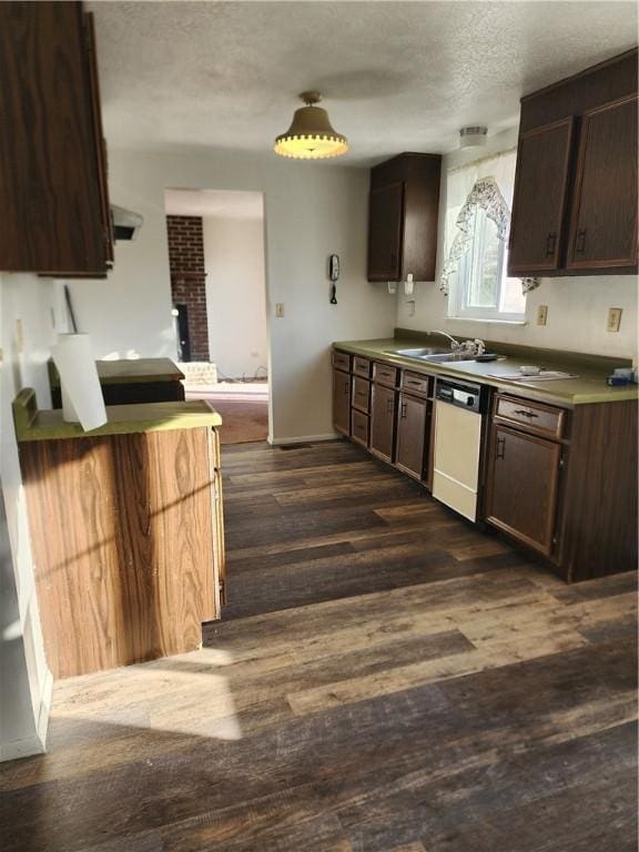 kitchen with a sink, a textured ceiling, dark wood-style floors, dark brown cabinetry, and dishwasher