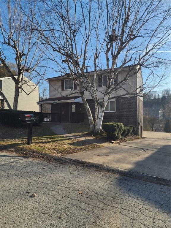 view of front of home featuring a porch and driveway