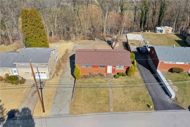 birds eye view of property featuring a forest view