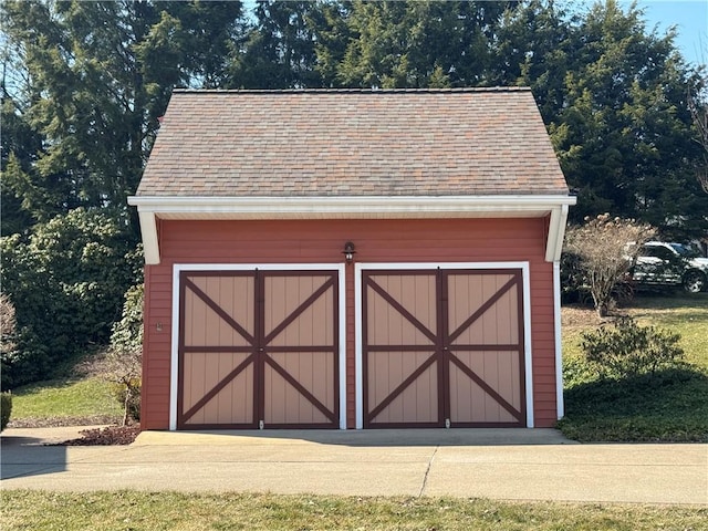 view of outdoor structure with an outbuilding