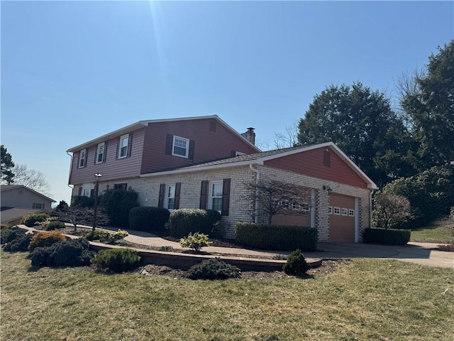 view of front facade featuring a front yard, brick siding, a garage, and driveway