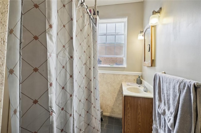 full bathroom featuring curtained shower and vanity