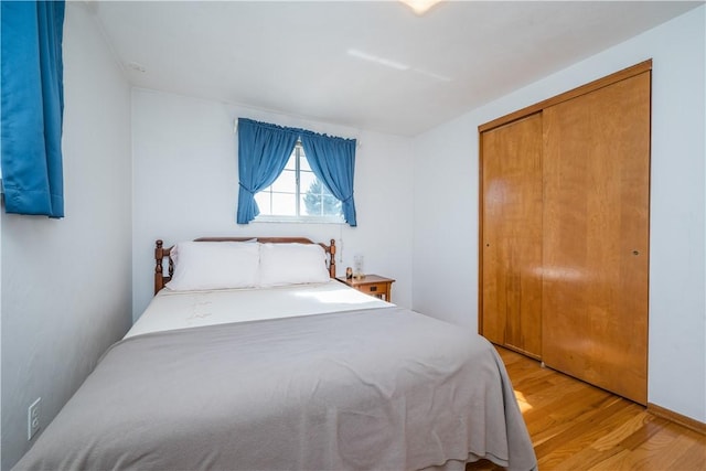 bedroom featuring light wood-style floors and a closet