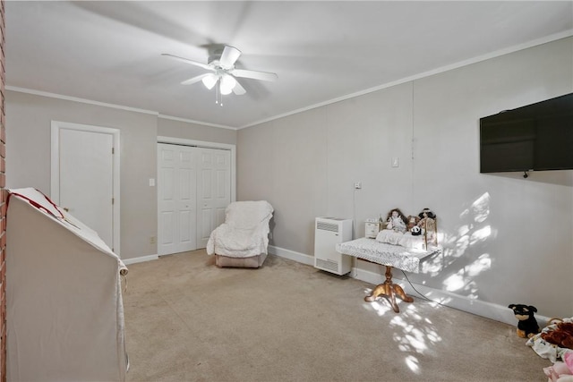 unfurnished room with carpet flooring, a ceiling fan, crown molding, and baseboards