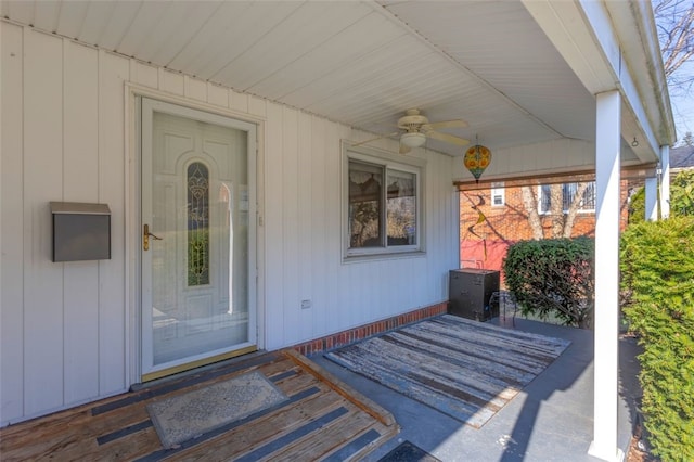 property entrance with ceiling fan