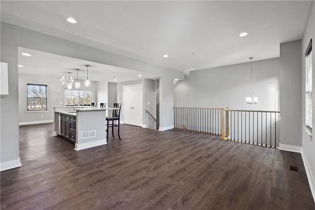 kitchen with dark wood-style floors, a notable chandelier, and visible vents