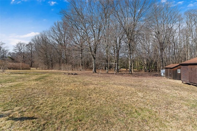 view of yard featuring an outbuilding