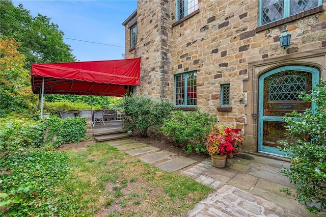 view of exterior entry featuring stone siding