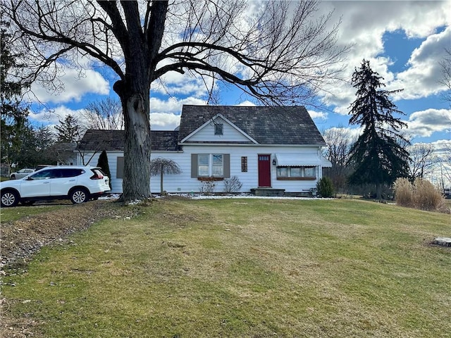 view of front of house featuring a front yard and roof with shingles