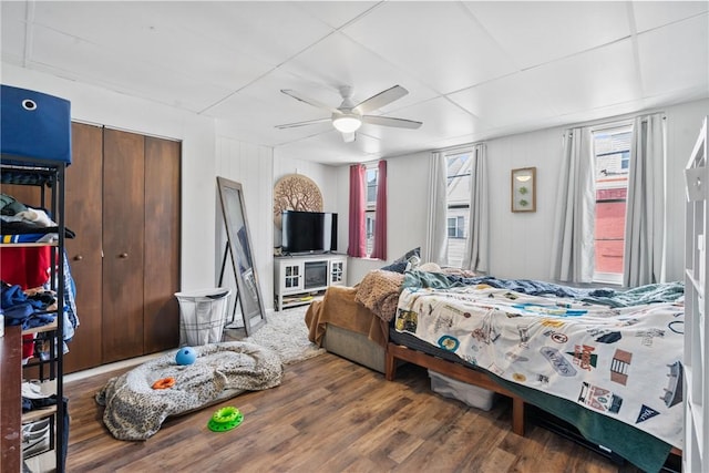 bedroom featuring a closet, wood finished floors, and a ceiling fan