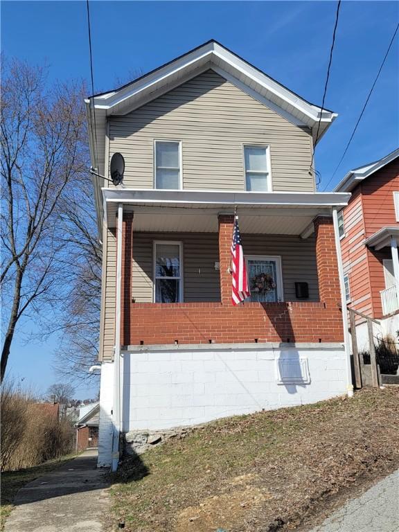 view of front of house featuring a porch and crawl space