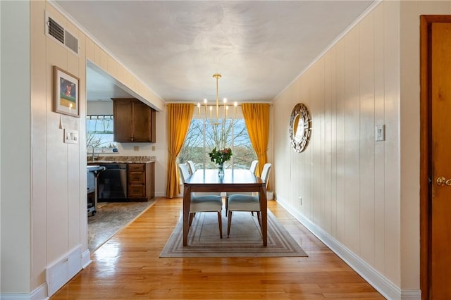 dining area with a chandelier, visible vents, and a healthy amount of sunlight