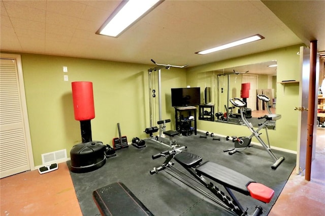 exercise room with visible vents and baseboards