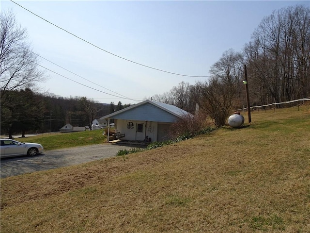 view of yard with driveway