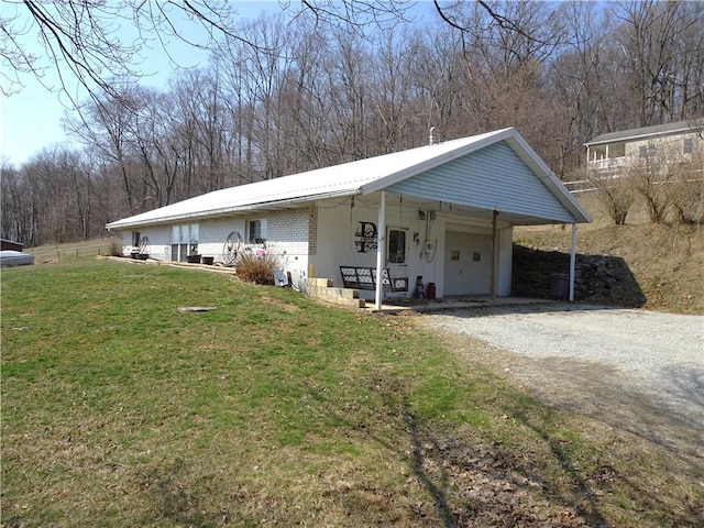 view of front of home with a front lawn, a garage, and driveway