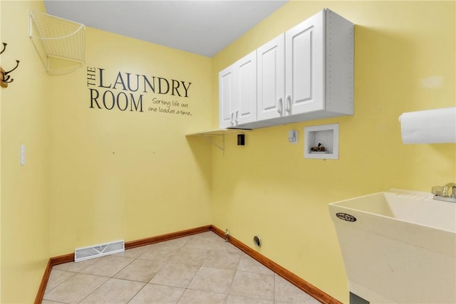 laundry room featuring visible vents, a sink, cabinet space, baseboards, and hookup for a washing machine