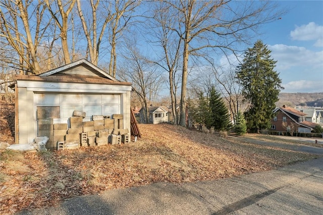 view of yard with an outbuilding and a detached garage