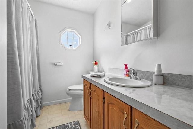 bathroom with curtained shower, baseboards, toilet, and vanity