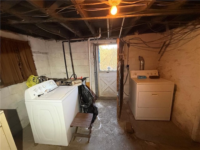 clothes washing area with laundry area and independent washer and dryer