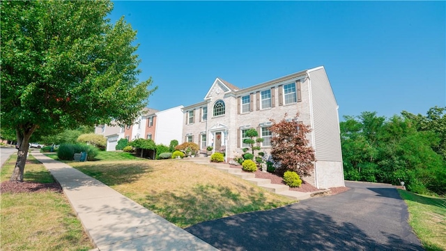 view of front of home featuring a front yard