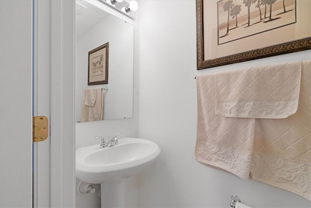 bathroom featuring a sink