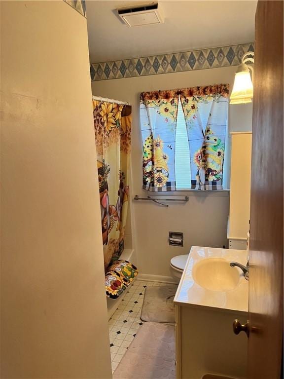 full bathroom with vanity, a shower with curtain, visible vents, baseboards, and toilet