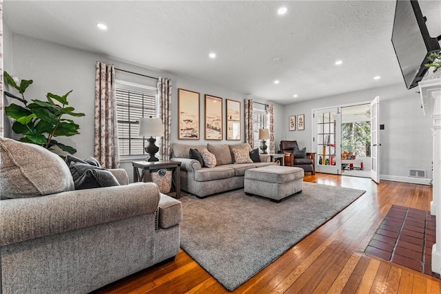 living area with visible vents, recessed lighting, baseboards, and hardwood / wood-style floors