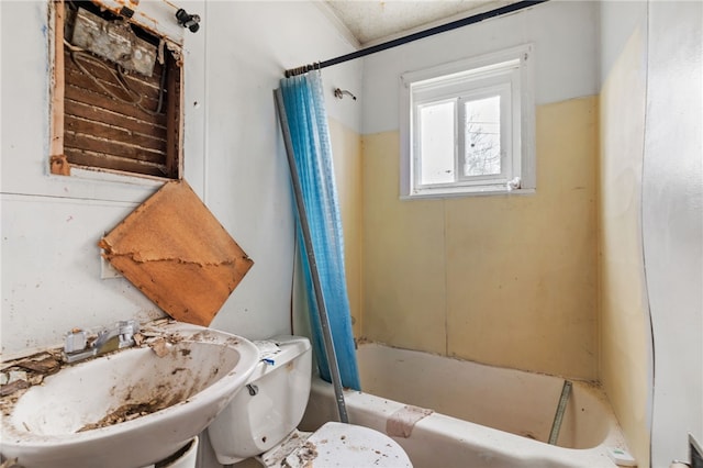 full bathroom featuring toilet, shower / tub combo, and a sink