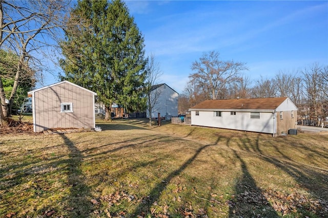 view of yard featuring an outdoor structure