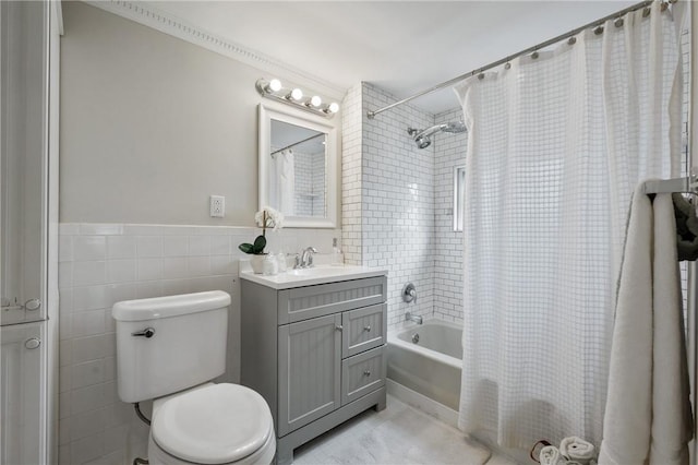 full bath featuring shower / bathtub combination with curtain, toilet, tile walls, wainscoting, and vanity