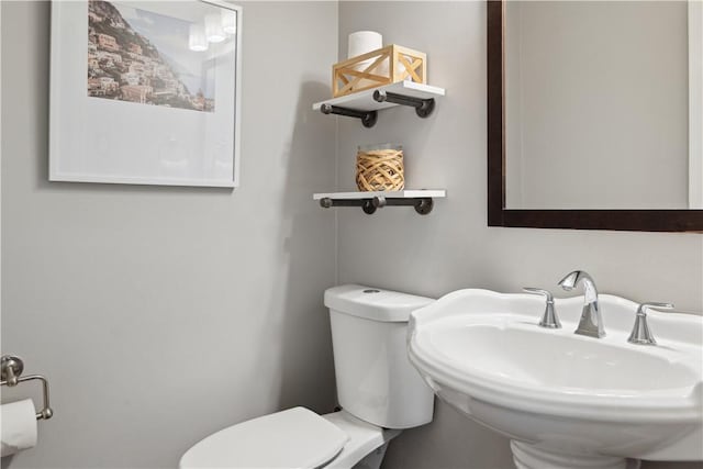 bathroom featuring a sink and toilet