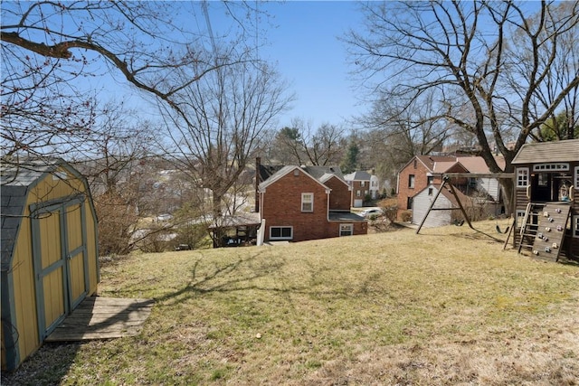 view of yard featuring an outdoor structure and a shed