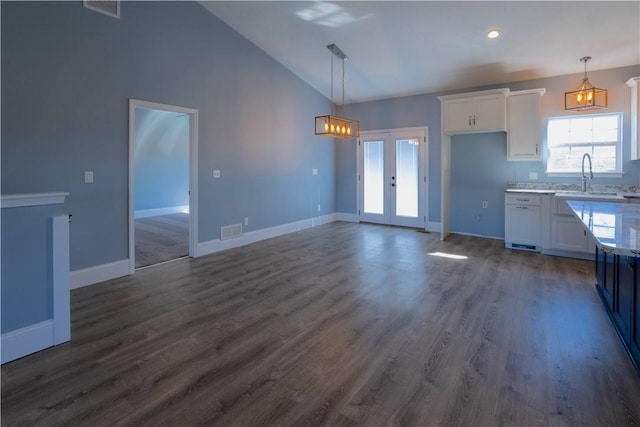 kitchen featuring dark wood-style floors, visible vents, white cabinets, and a sink