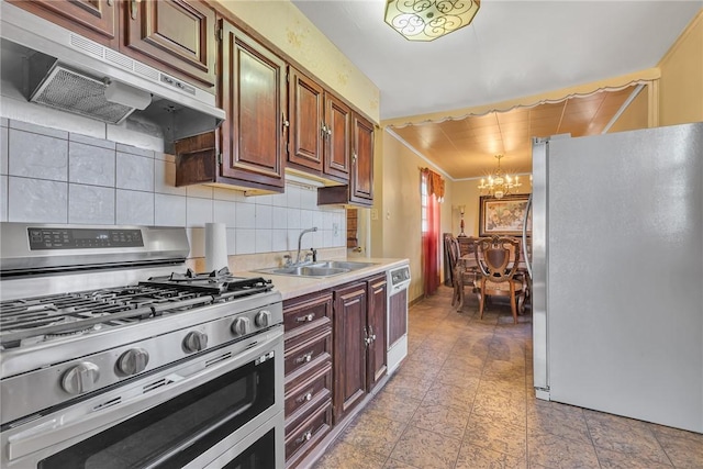 kitchen featuring under cabinet range hood, a chandelier, light countertops, stainless steel appliances, and a sink