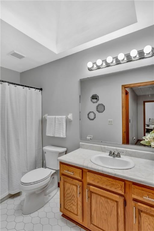 full bathroom with visible vents, toilet, vanity, and a shower with curtain