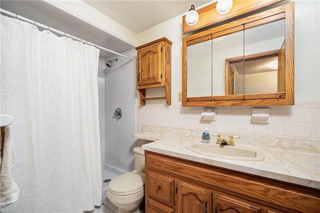 bathroom featuring vanity, toilet, a shower with curtain, and tasteful backsplash