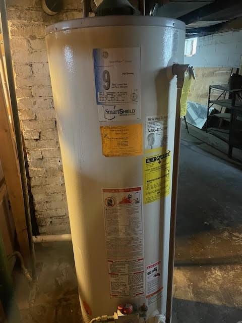 1602 Ross Hill Rd, Patterson Twp, PA 15010 - utility room featuring gas water heater