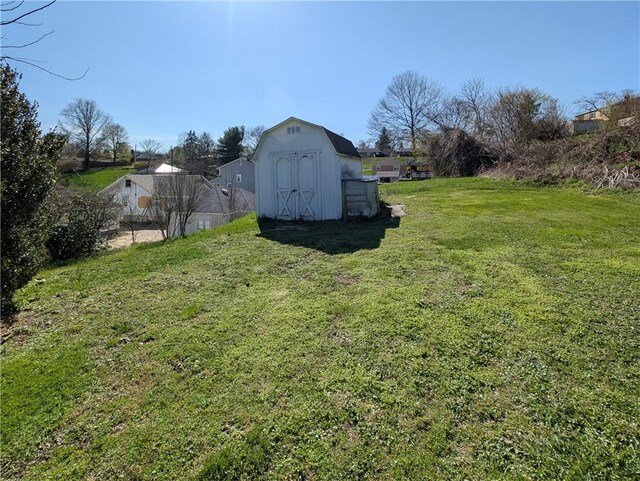 1602 Ross Hill Rd, Patterson Twp, PA 15010 - view of yard with an outdoor structure and a shed