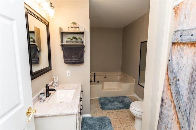 full bath featuring baseboards, a garden tub, vanity, and toilet