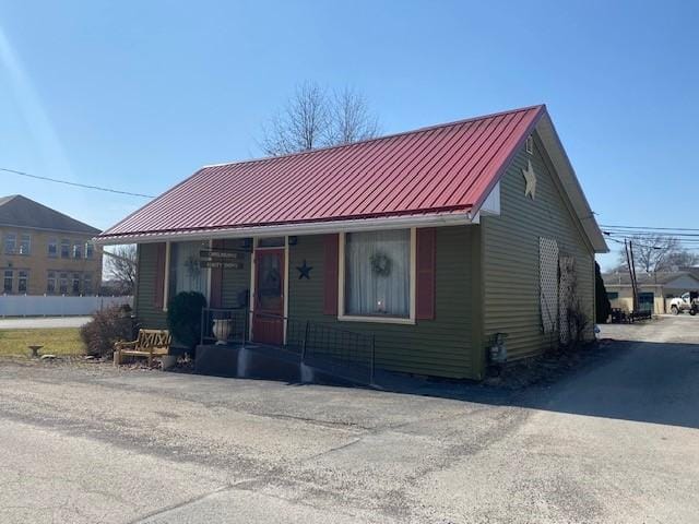 view of front of property with metal roof, covered porch, and a standing seam roof