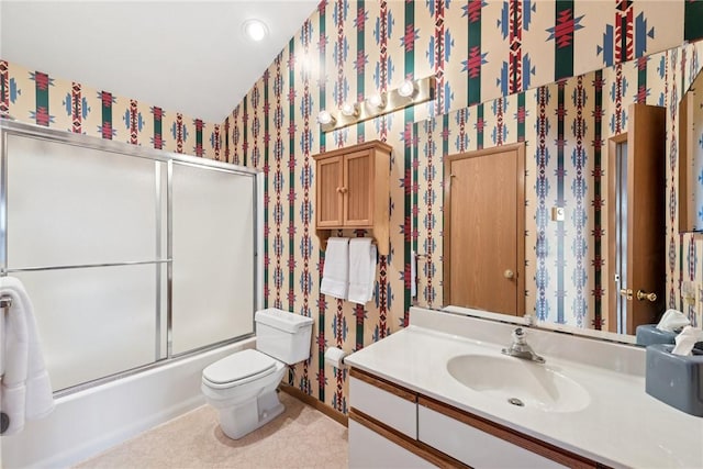 full bath with enclosed tub / shower combo, toilet, vanity, and wallpapered walls