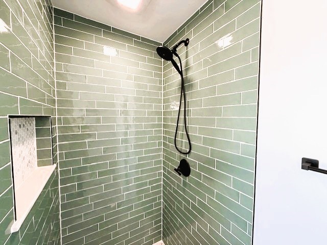 bathroom featuring tiled shower