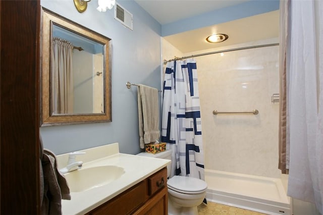 full bathroom featuring visible vents, a shower with curtain, vanity, and toilet