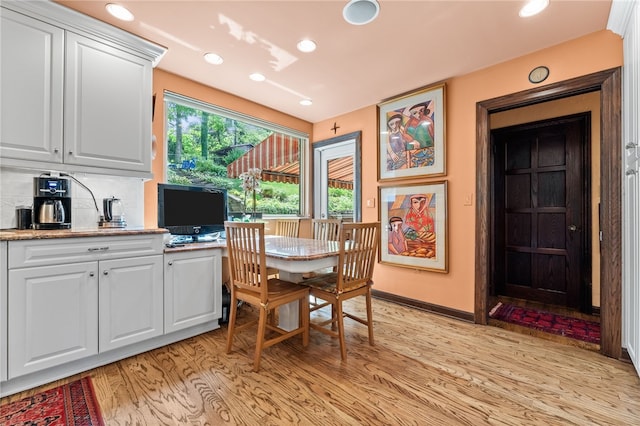 dining area with recessed lighting, light wood-style floors, and baseboards