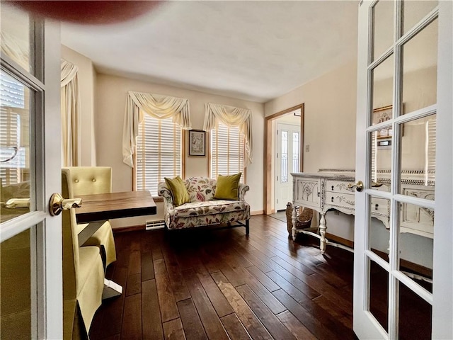 living area with dark wood-type flooring and baseboards